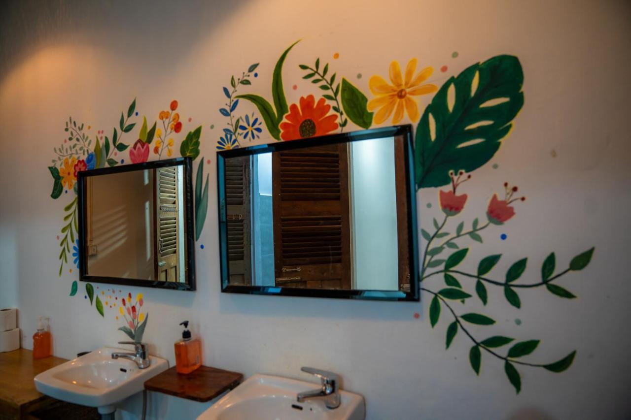 Sacred Lotus - Vegan Cafe X Hostel Phnom Penh Exterior photo