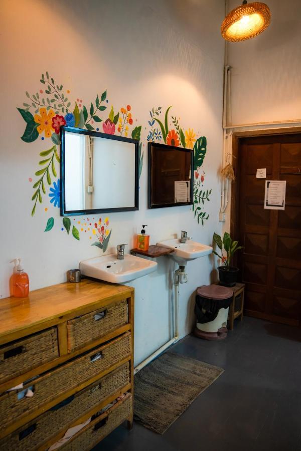 Sacred Lotus - Vegan Cafe X Hostel Phnom Penh Exterior photo