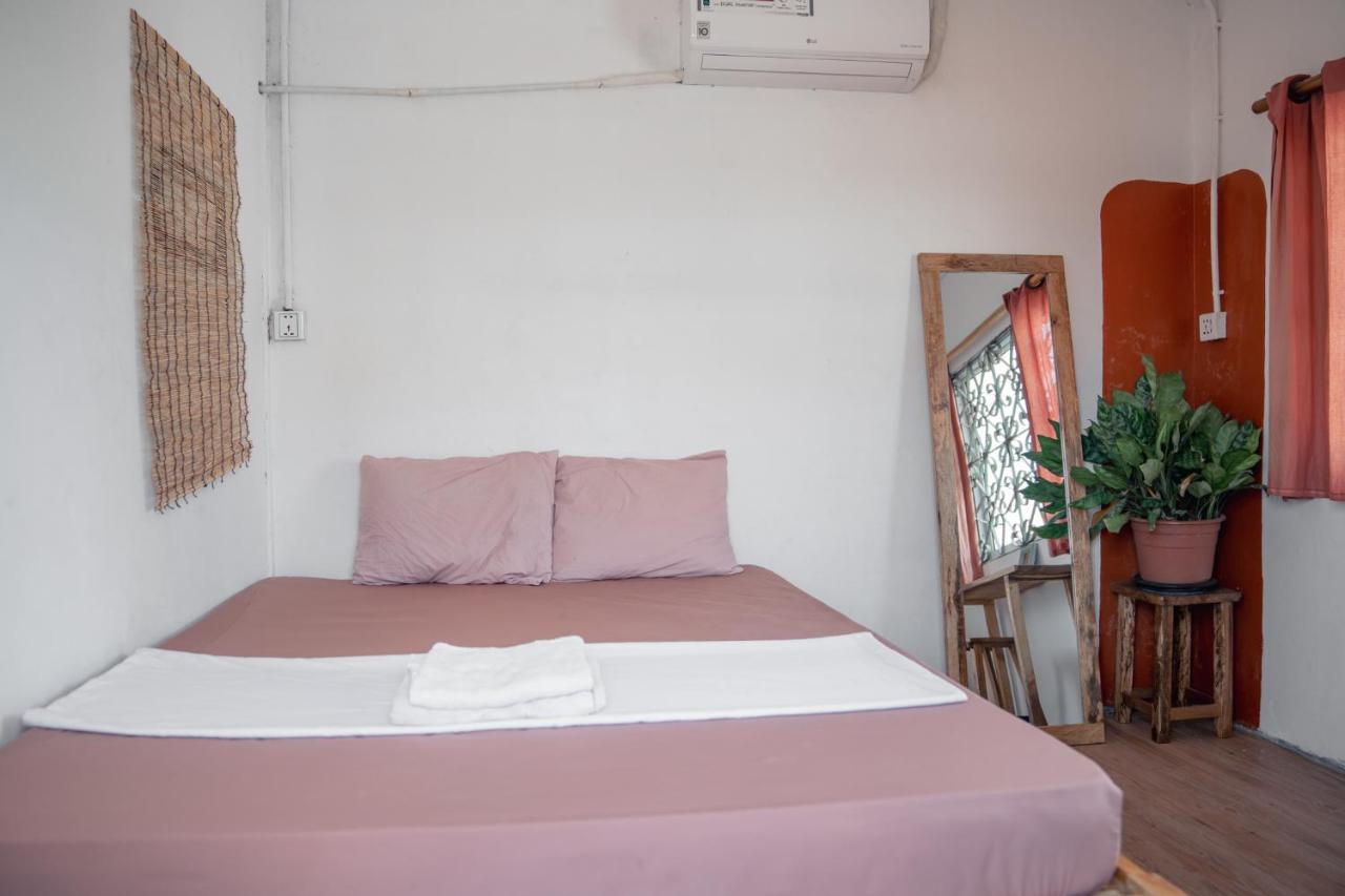 Sacred Lotus - Vegan Cafe X Hostel Phnom Penh Exterior photo