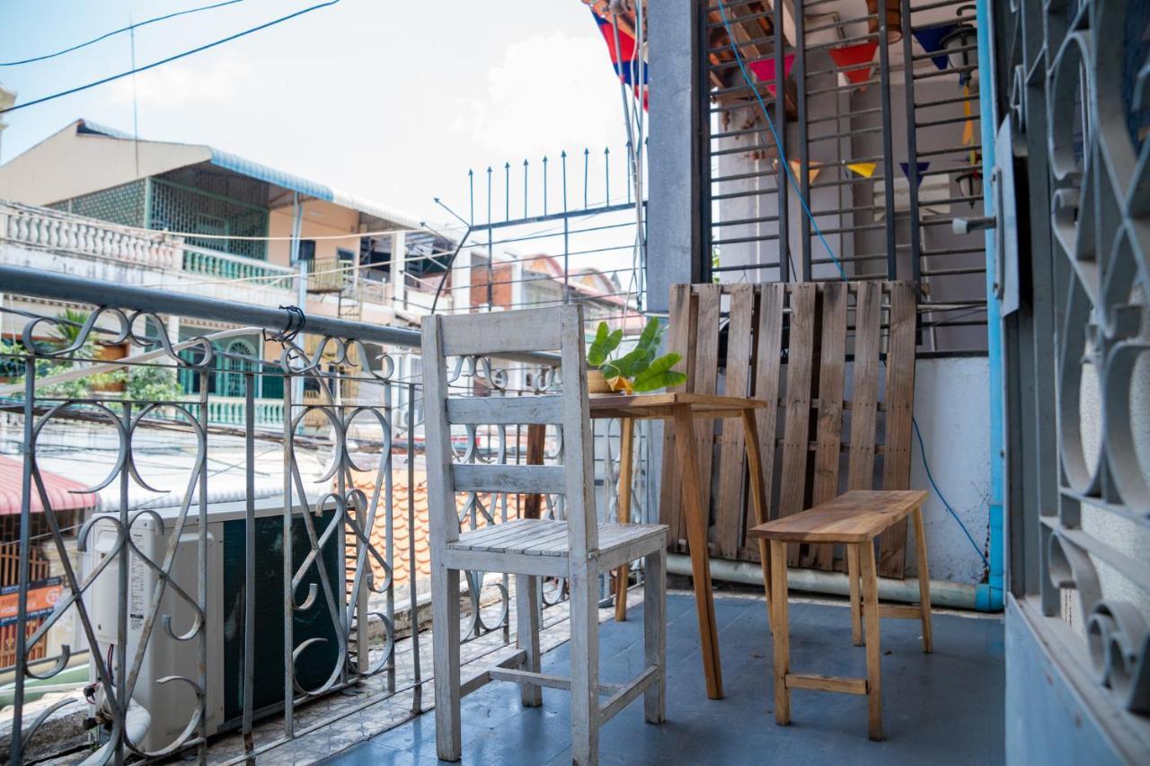 Sacred Lotus - Vegan Cafe X Hostel Phnom Penh Exterior photo