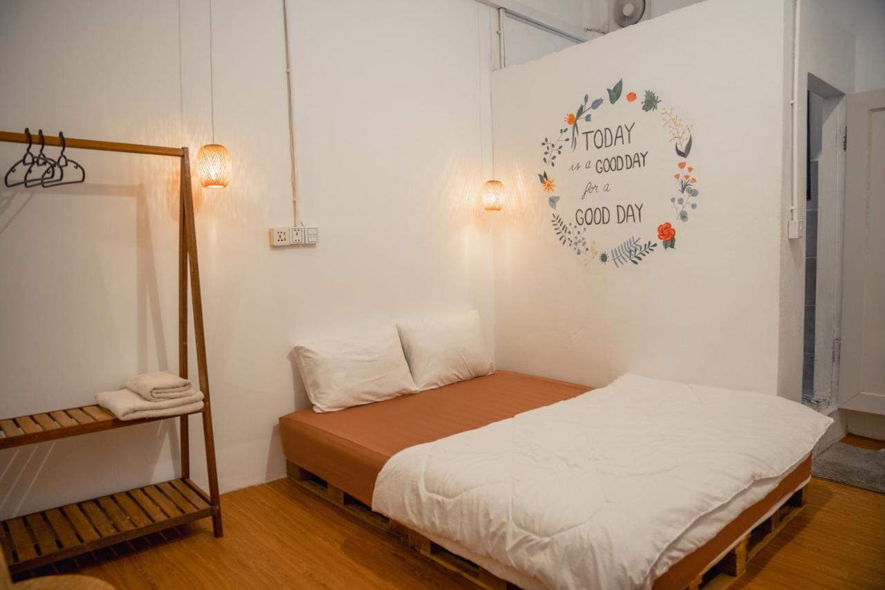 Sacred Lotus - Vegan Cafe X Hostel Phnom Penh Exterior photo