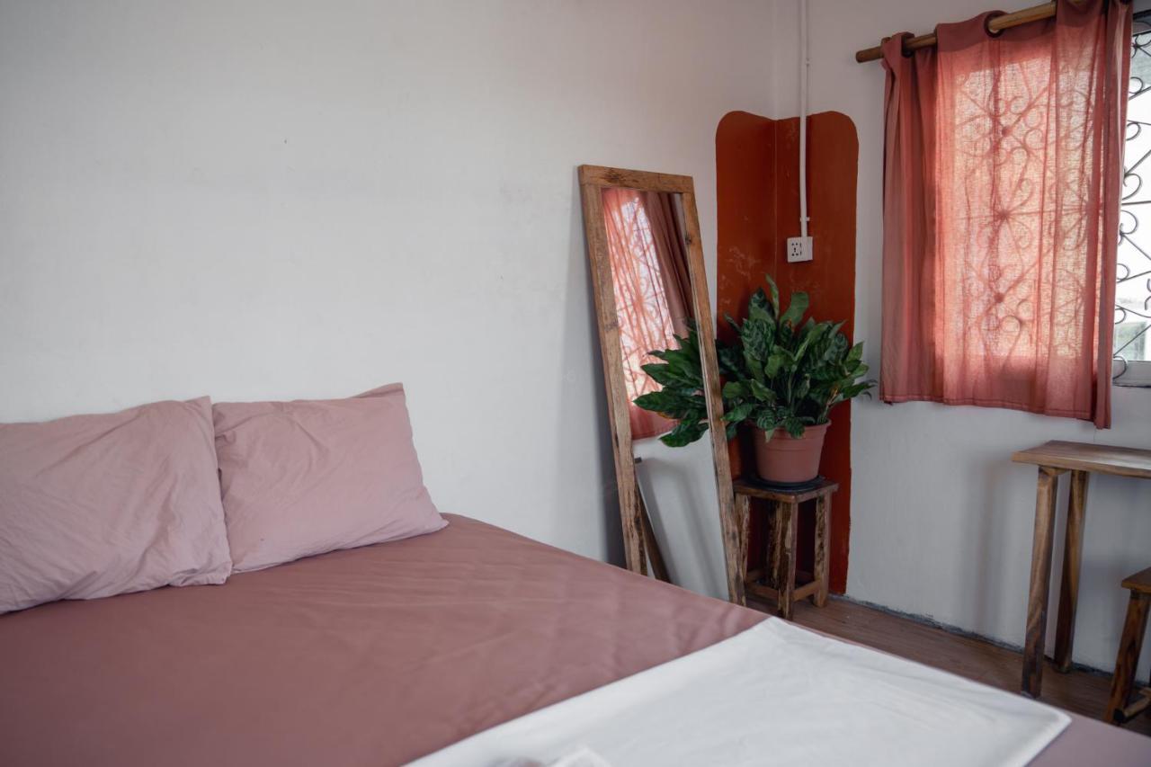 Sacred Lotus - Vegan Cafe X Hostel Phnom Penh Exterior photo
