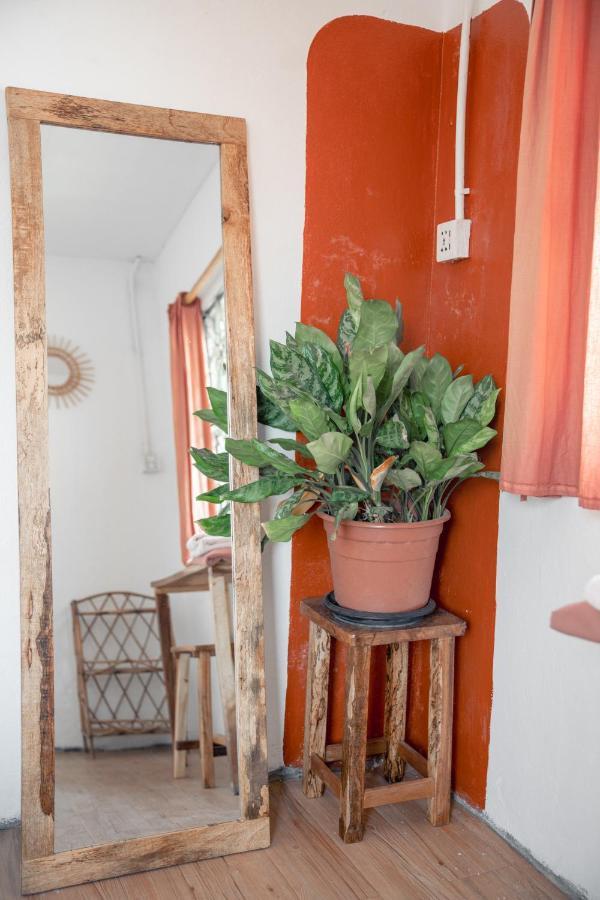 Sacred Lotus - Vegan Cafe X Hostel Phnom Penh Exterior photo