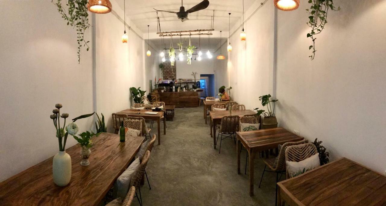 Sacred Lotus - Vegan Cafe X Hostel Phnom Penh Exterior photo