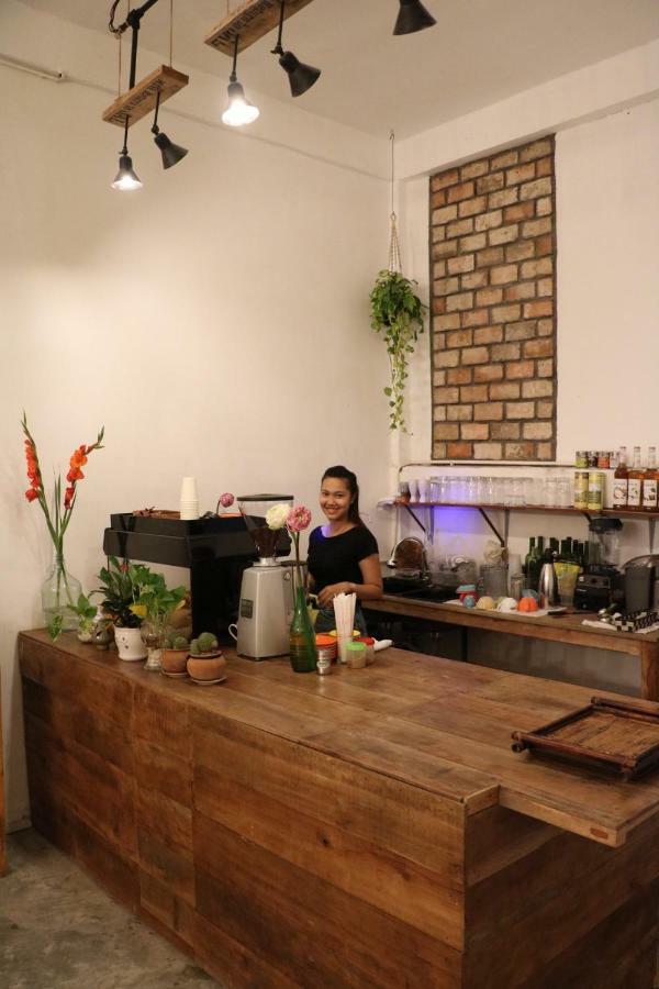 Sacred Lotus - Vegan Cafe X Hostel Phnom Penh Exterior photo
